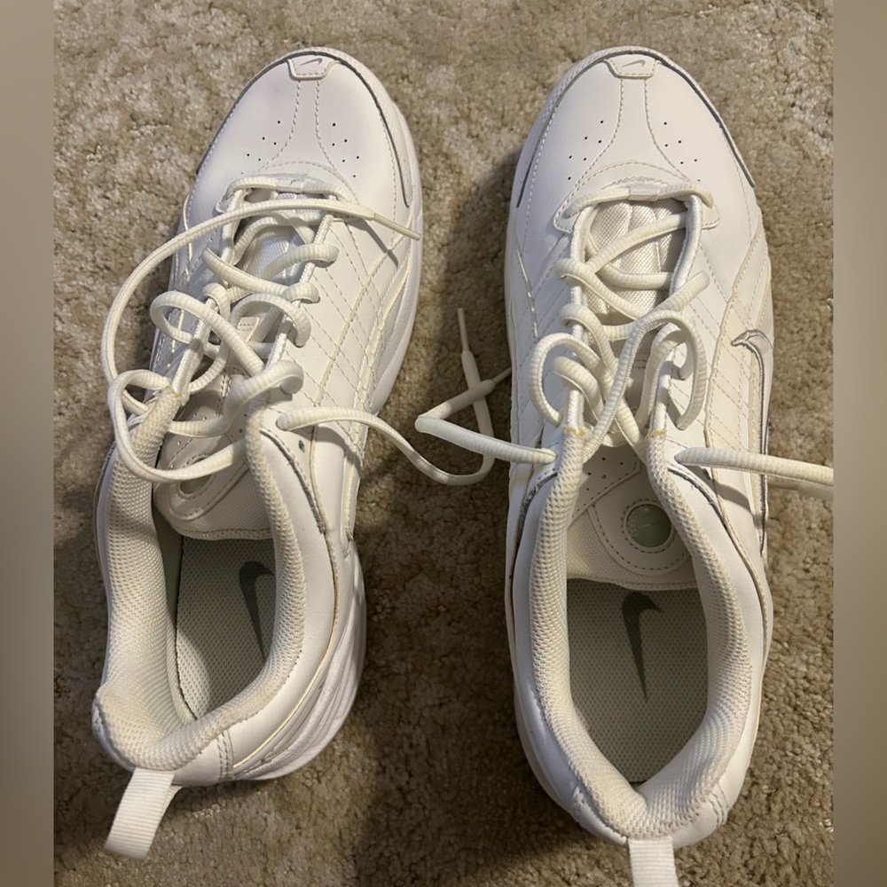 NWOT Nike women’s tie up white tennis shoes. - Picture 2 of 9